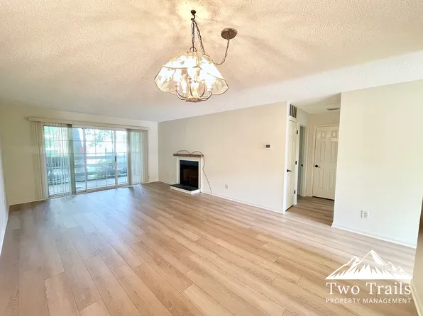 100 Meadow Park Ln #B, Hendersonville, NC 28792