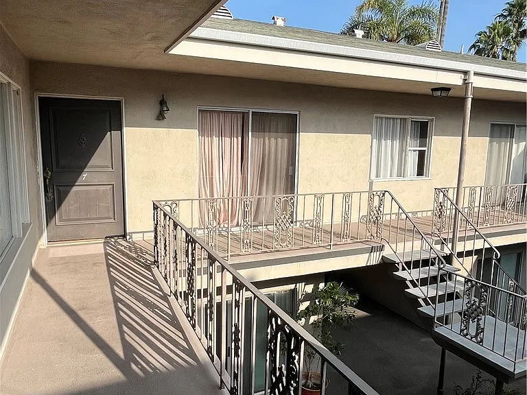 837 S Windsor Blvd #7 — Photo 4