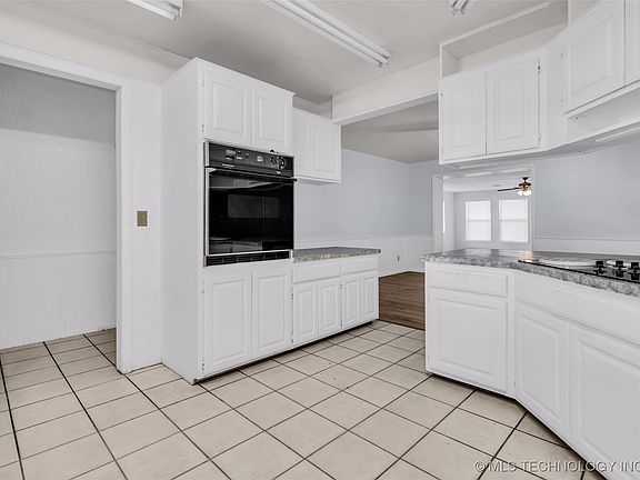 4th image of 921 E Wynnewood Ave