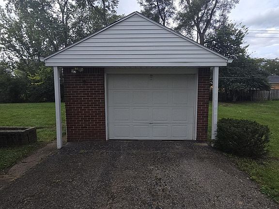3rd image of 121 Maple St