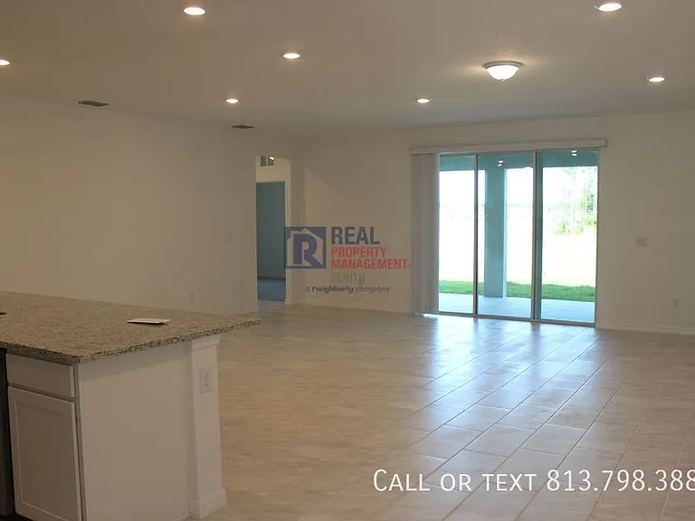 3911 N Maryland Ave — Photo 12