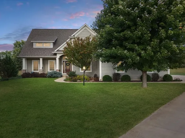 1818 E West Lake Dr, Mahomet, IL 61853