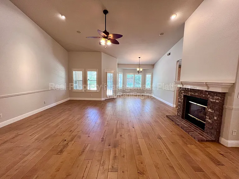 2552 E Kelso Ave — Photo 22
