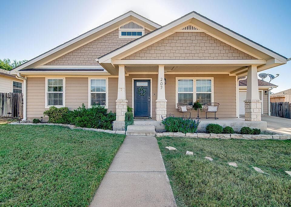 1st image of 207 Green Oaks Loop