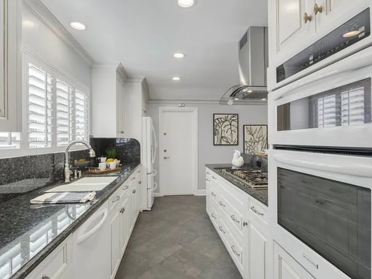 22300 Bassett St #MAIN — Photo 3