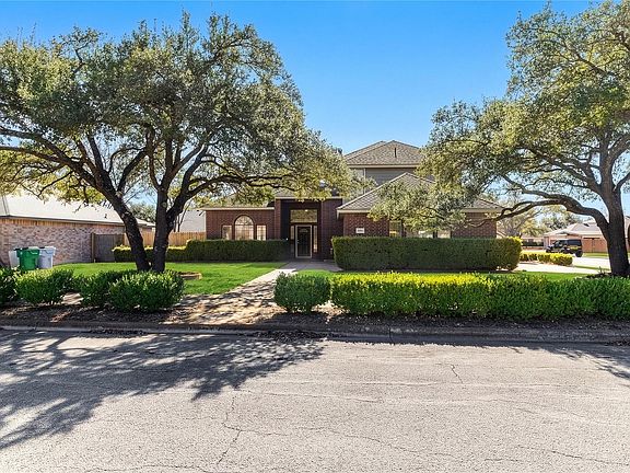 2nd image of 401 Hickory Ridge Trl