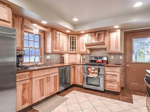 3rd image of 3285 Thornwood Dr