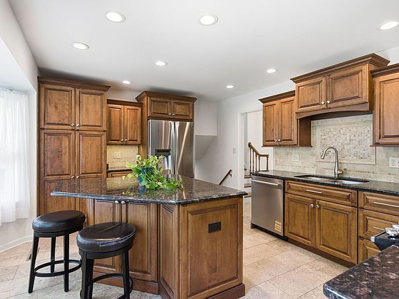 5th image of 460 Trinity Ct