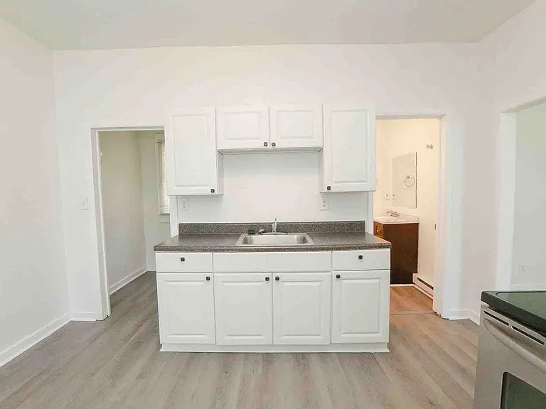 1260 W 37th St — Photo 12
