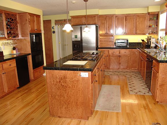 Kitchen w/ Island