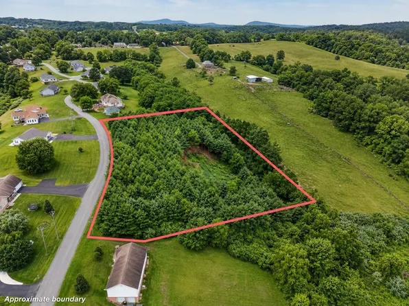 303 Stonebrook Dr, Galax, VA 24333