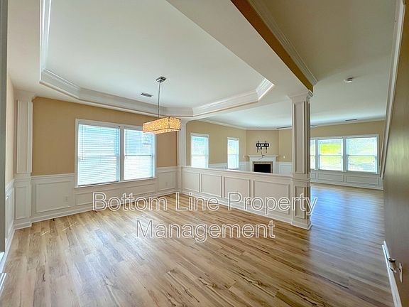 5th image of 815 Sarah Laura Ln