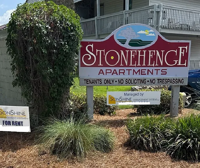Stonehenge Apartments — Photo 1