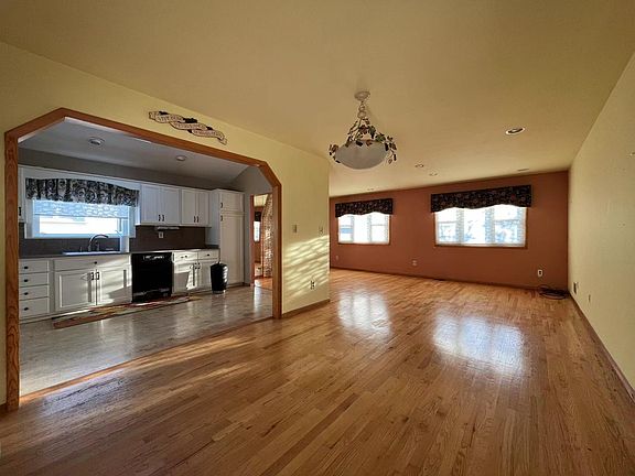 3rd image of 185 Spratt Ave