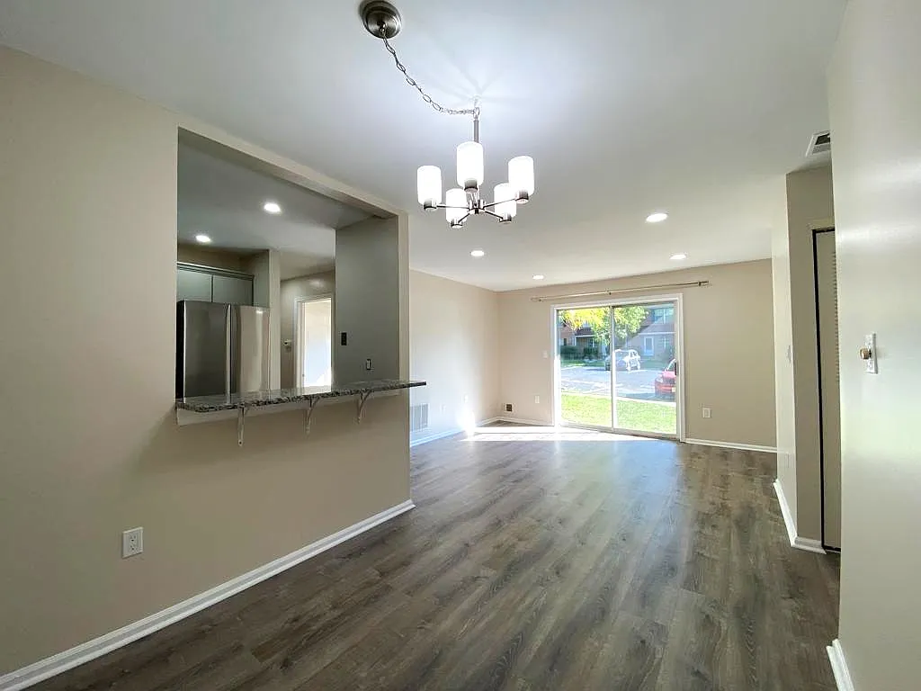 2 bed, 1100 sqft, $2,300 — Photo 2