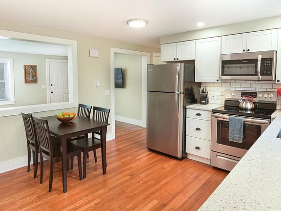 Beautiful open kitchen w/ ss appliances