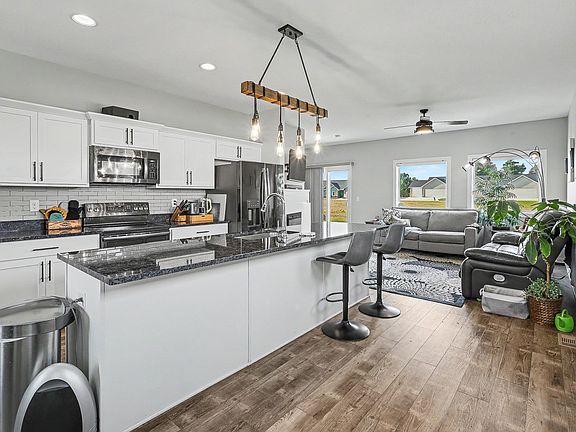 3rd image of 400 Big Bluestem Dr