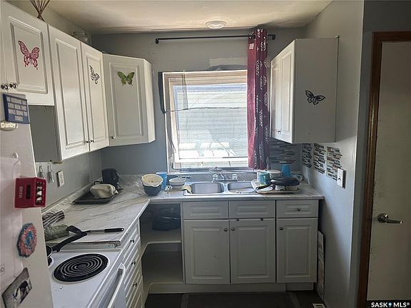 3rd image of 683 Athol STREET