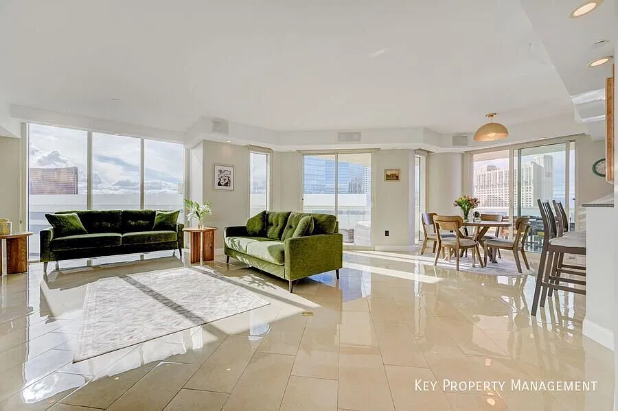 High Floor, Furnished Luxury Hi-Rise Tower Unit at the Prestigious Turnberry Place- Available Sho... — Photo 3