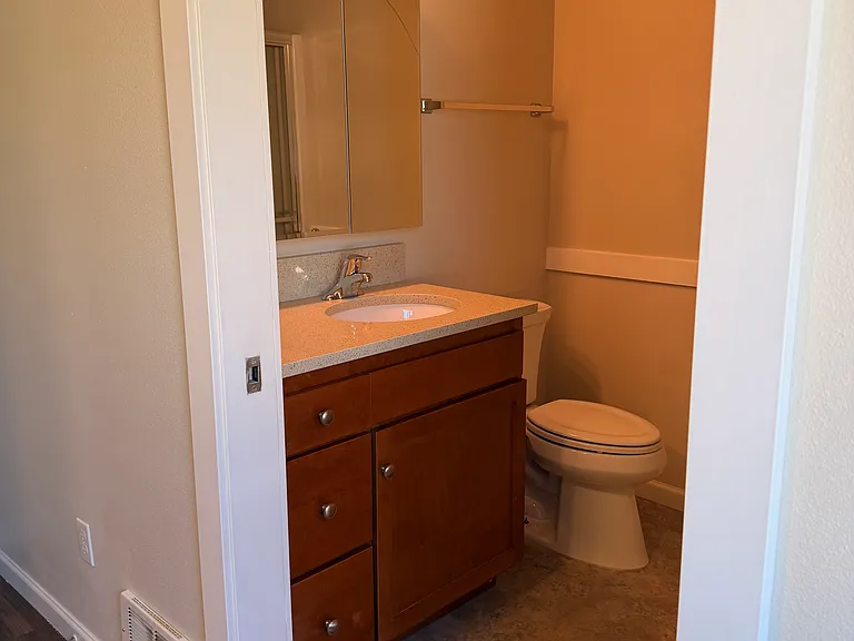 1030 E Fairhaven Ave #B — Photo 9