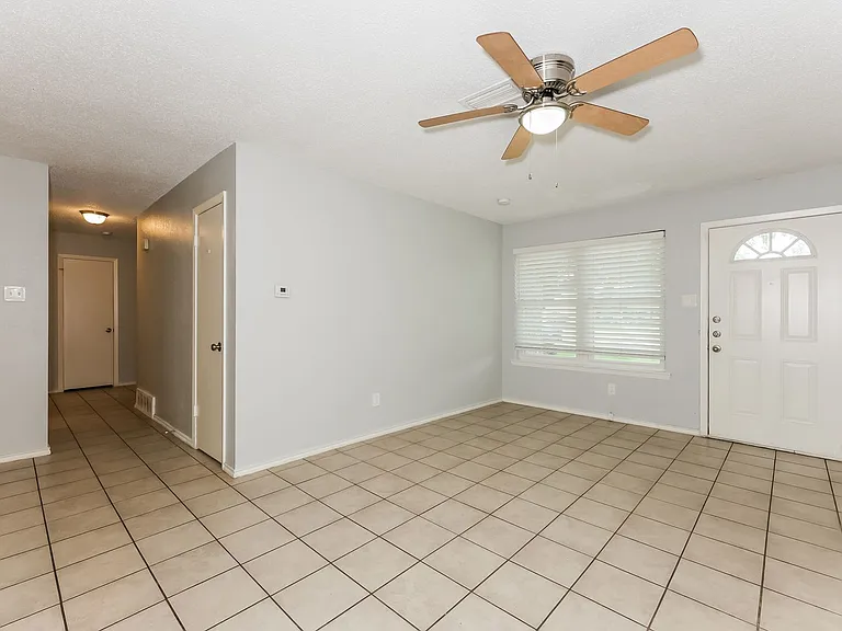 738 Lisa Ln — Photo 2
