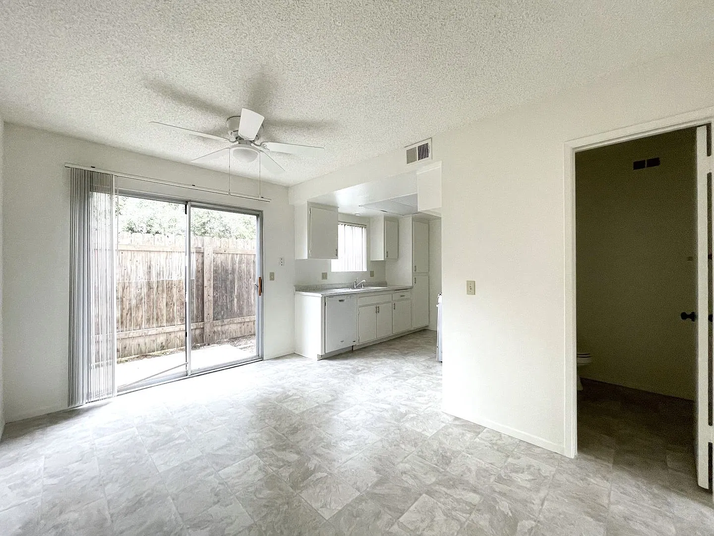 Fire Mtn. Townhome w/ Garage! — Photo 4