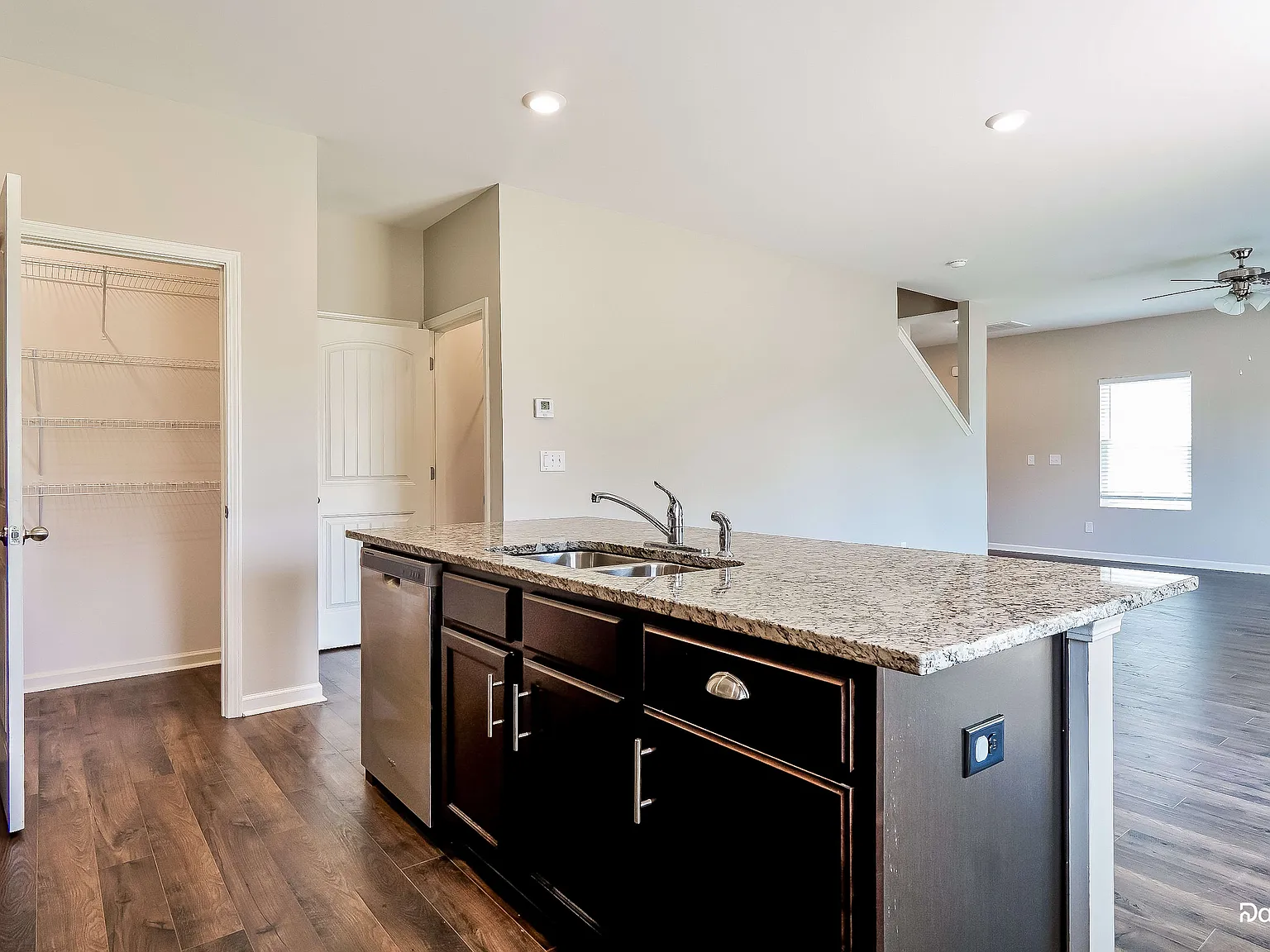 4 bed, 2.5 bath, 1968 sqft, $2,185 — Photo 4