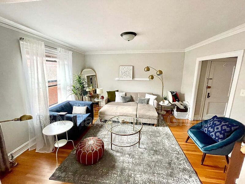 1st image of 910 W Oakdale Ave #3