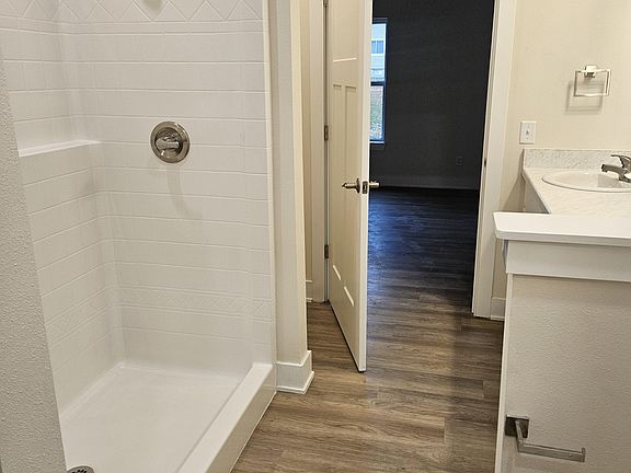 4th image of 1105 Emerald Cove Dr