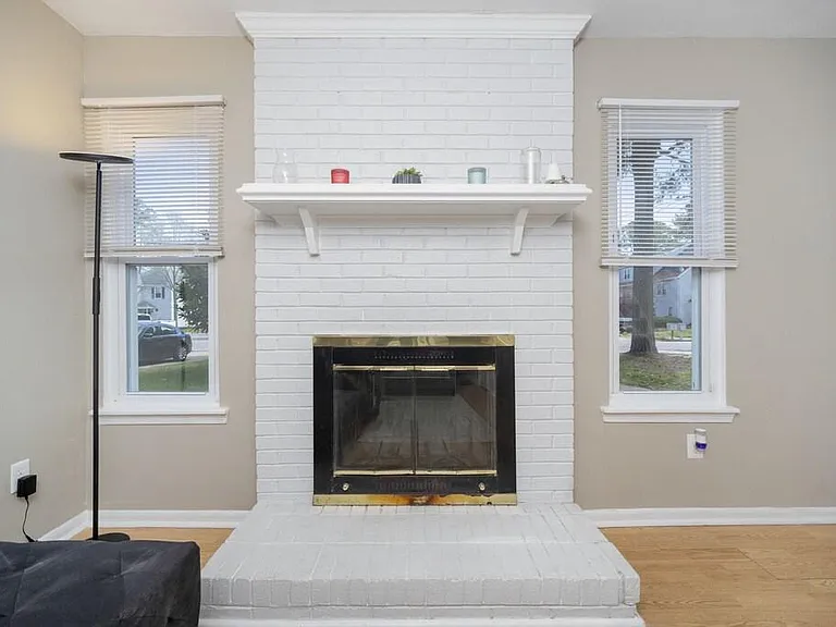 505 Barberton Dr — Photo 4