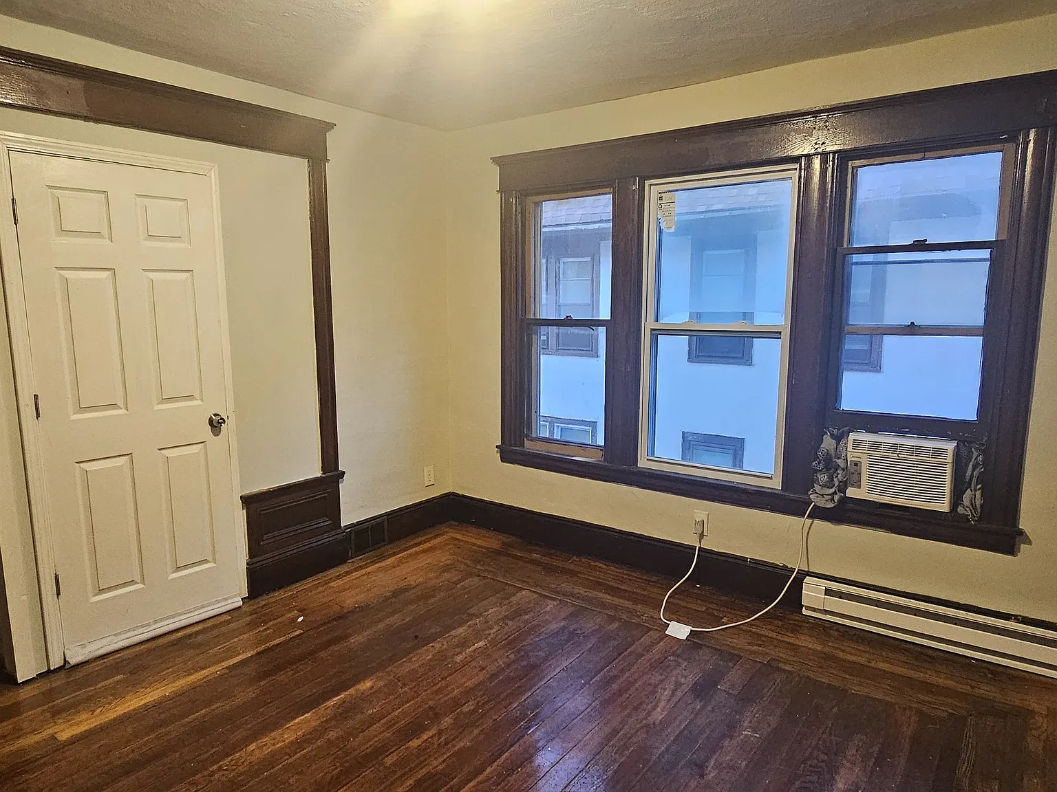 3 bed, 1200 sqft, $1,950 — Photo 1