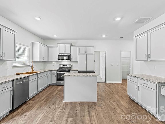5th image of 134 Giant Oak Ave