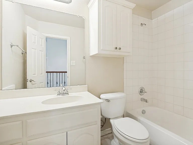 11800 Pondview Ln — Photo 29