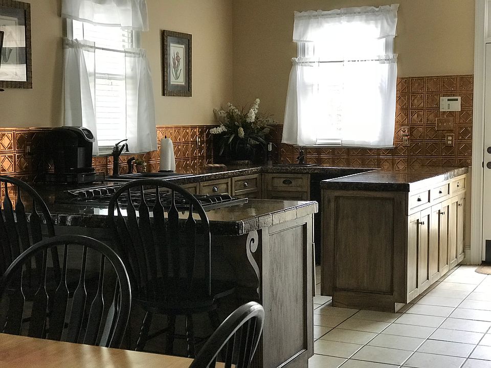 Large, spacious kitchen