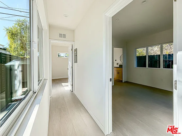 2619 Veteran Ave — Photo 9