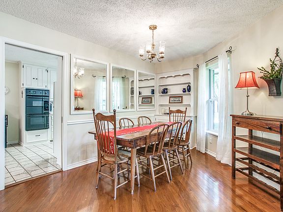 5th image of 502 S Lois Ln