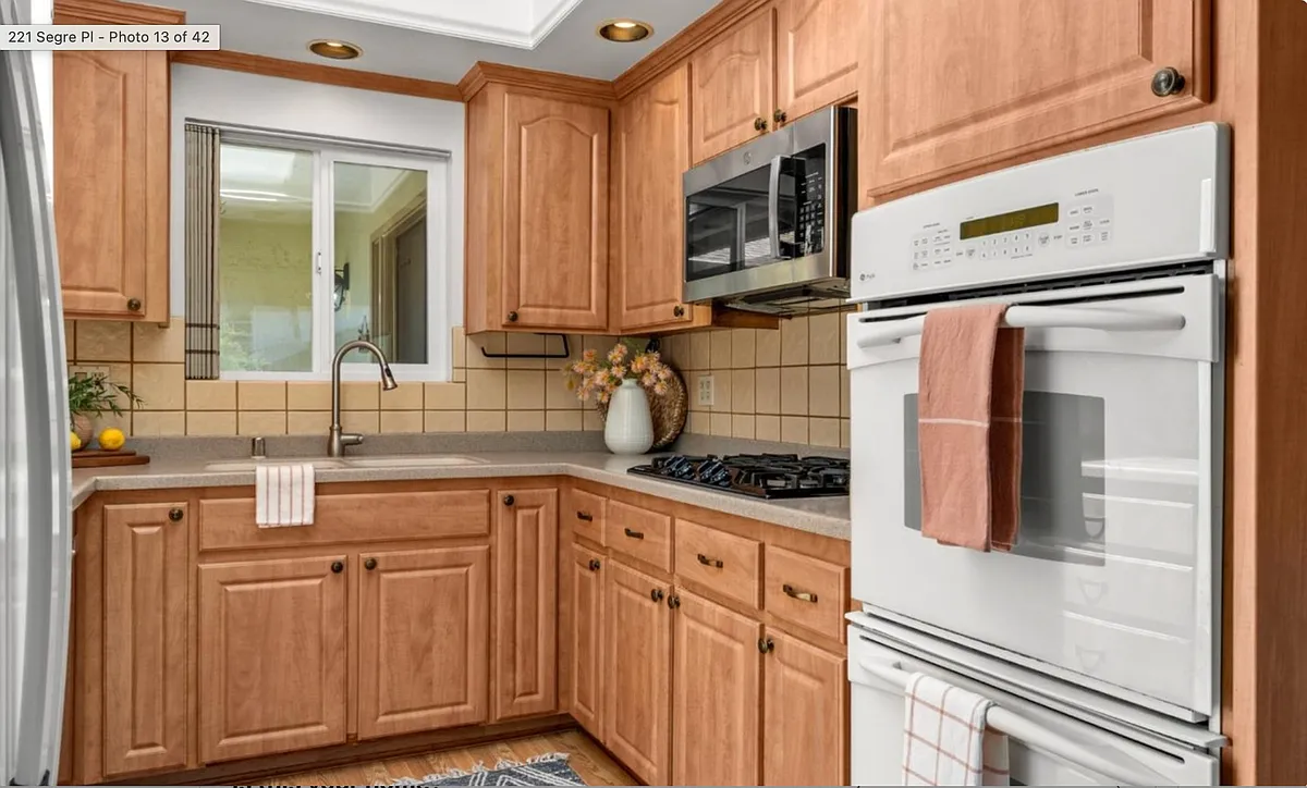 Building Photo - 221 Segre Pl