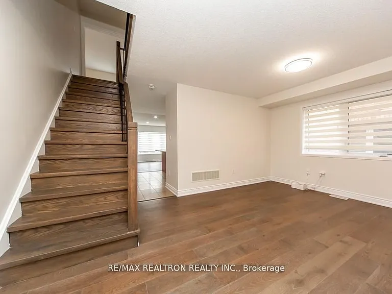 24 Skelton Cres — Photo 4