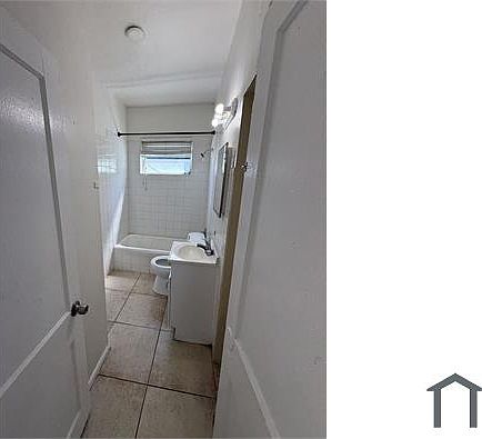 3rd image of 2358 SW 18th St