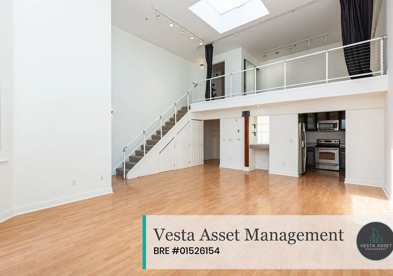 Dramatic Two-Level Residence Near Oracle Park & Caltrain — Photo 2