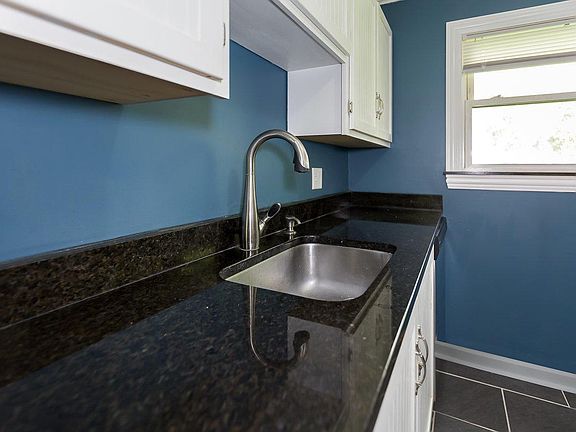 4th image of 3502 Farley Dr