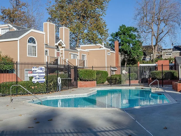 2412 Village Grn — Photo 17