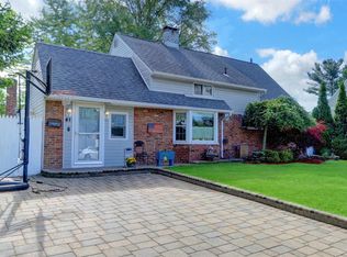 41 Woodpecker Ln, Levittown, NY 11756
