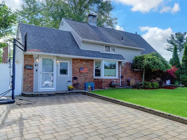 41 Woodpecker Lane, Levittown, NY 11756