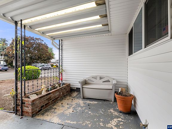 4th image of 810 S Columbia Dr