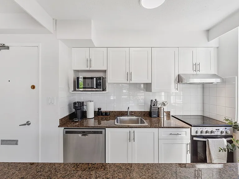 1251 Jervis St — Photo 34