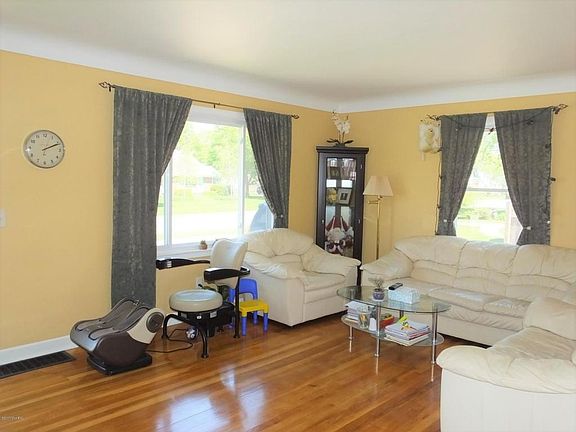 2nd image of 1018 Cricklewood St SW