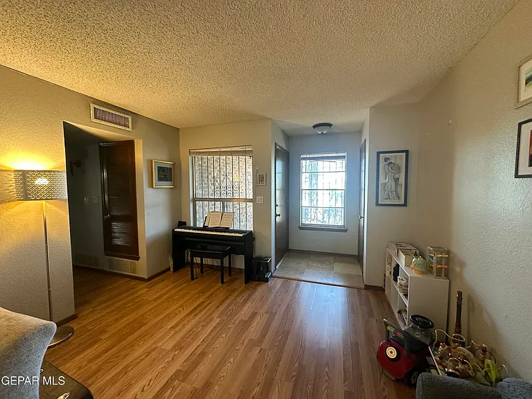 504 E University Ave — Photo 4