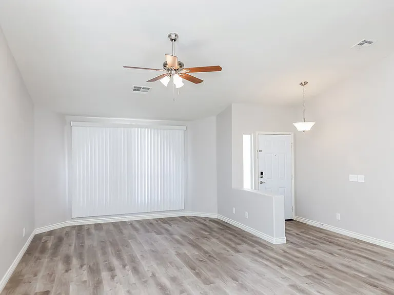 816 Stillwater Ln — Photo 3