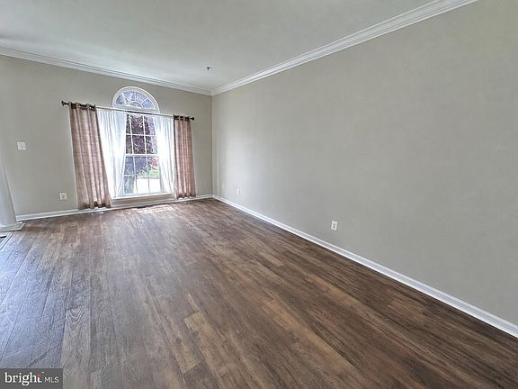 4th image of 615 Kirkcaldy Way